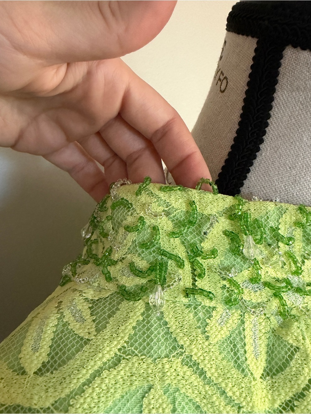 Vintage 1960’s lace lime green shift dress with beaded collar and back bow - Picture 4 of 15